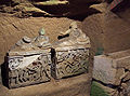 Sarcophages en albâtre de la chambre principale.