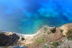 Terrassen und Strand am Fuß der Steilklippe