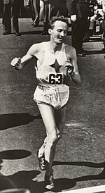 Gösta Leandersson saapumassa vuoden 1949 Bostonin maratonin voittajana maaliin. Leandersson oli ensimmäinen ja toistaiseksi ainoa ruotsalainen Bostonin maratonin voittaja.