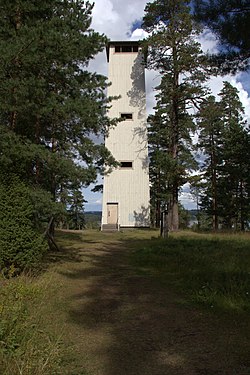 Linnavuoren laella on näköalatorni, joka rakennettiin alun perin ilmavartioasemaksi jatkosodan aikana.