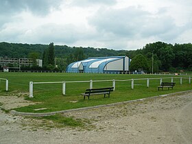 Le stade Louis-Chabrat, tennis couverts et terrain de football.