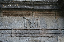 Un bucrane au château de Sévérac.