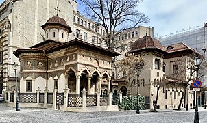 Arhitectura brâncovnească: Biserica Stavropoleos (centrul vechi al Bucureștiului), cu picturi elaborate pe fațade, 1724