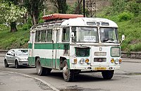 Gammel buss med gassflaskene i det fritt, Alaverdi, Armenia