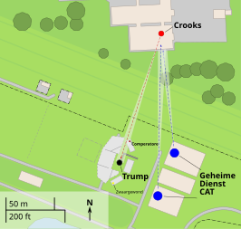 Plattegrond van de bijeenkomst tijdens de moordpoging met geschatte locaties van Trump (zwart), Crooks (rood), en het tegenaanvalsteam van de geheime dienst (CAT) (blauw)