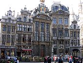 Grand-Place de Bruselas (1695-1699). Foi característico a incorporación de características barrocas en edificios e espazos públicos doutras cidades, destacan Viena, Ámsterdam ou Venecia (ademais das xa citadas Madrid ou Roma).