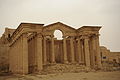 La façade du temple, avec ses deux rangées de colonnes et son fronton à archivolte de type syrien.