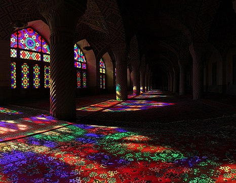 Secondo posto: vista dell'interno della Moschea di Nasir ol Molk a Shiraz, in Iran. – Attribuzione: Ayyoubsabawiki (cc-by-sa-4.0)