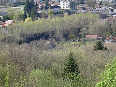 Vue aérienne d'un long monticule noir recouvert de bouleaux.