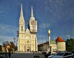 Záhřebská katedrála Nanebevzetí Panny Marie, svatého Štěpána a svatého Ladislava a Arcibiskupský palác