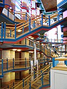 Interior multicolor din Cambridge Judge Business School (Cambridge, Regatul Unit), 1995, de John Outram