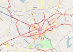 Mapa konturowa Tirany, w centrum znajduje się punkt z opisem „Biblioteka Narodowa Albanii”