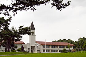 美瑛町立美馬牛小学校の三角屋根の塔