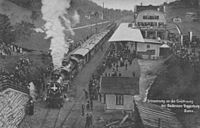 Eröffnungszug in Herisau. Hinter den Loks ein Gepäckwagen, dann sechs Personenwagen der BT und sechs Personenwagen der SBB.