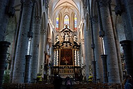 Vista interior, frente al altar