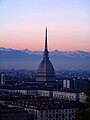 Die Mole Antonelliana bei Abenddämmerung, im Hintergrund die Alpen