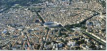 Meze videblas la romia areno de Nîmes