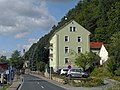 Bad Schandau: Straßenverlauf der Rudolf-Sendig-Straße am Personenaufzug Bad Schandau, Blick in Fahrtrichtung Königstein (Aufnahme 2019)