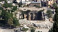 Citerne byzantine. Au centre de la plateforme, l'escalier en colimaçon qui mène au bassin.