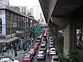 Dichter Verkehr auf der Thanon Sukhumvit (stadteinwärts), Höhe Soi 18