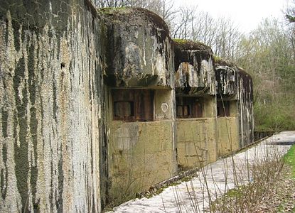 Vista en enfilada de les troneres per a canons de 75 mm (bloc 6 de l'ouvrage de Latiremont)