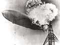 Gassen i luftskipa er særs brannfarlig. Luftskipet Zeppelin LZ 129 Hindenburg i flammar 6. mai 1937 på Lakehurst Naval Air Station i New Jersey i Sambandsstatane.