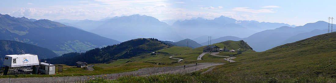 Panorama von der Passhöhe nahe des Buswendeplatzes mit Skilift Kalcher Alm und Berggasthof Jaufenhaus (rechts im Bild; Kehre) mit Blickrichtung Nordost in das Wipptal.