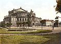 Semperoper am Theaterplatz um 1900 mit Reiterstatue König Johann / en:John of Saxony und Pantherquadriga