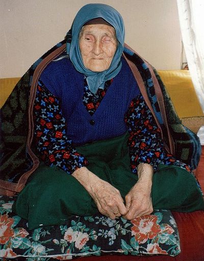 Yukarı Kayıların bir kadını Fatime Hatun 90 küsur yaşında dim dik iskeletiyle iri kemikleriyle oturuyor.Şayet erkek olsa ve egzersiz çalışsa 150 kiloya varabilecek bir iskelet. Ellerin iriliğine dikkat etmek lazım. O ellerde Osmanlı Tokadını görmek lazım. 1.85 kadın boyu atta kılıç yerine tokat vursa öldürebilir. Bu iskeletler süper boks yapabilir.