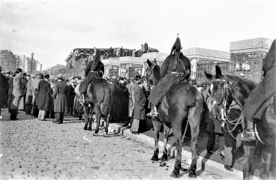 La Garde républicaine assure la sécurité des abords du Parc lors d'un match de l'équipe de France de football en 1933.