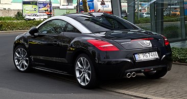 Photo de la vue arrière d'une voiture de couleur noire.