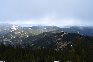 Blick vom Scherzberg nach Norden auf die Turneralm im engeren Sinne (flache Kuppen in der Bildmitte), links ansteigend der Steinplan, ganz rechts im Nebel der Terenbachkogel