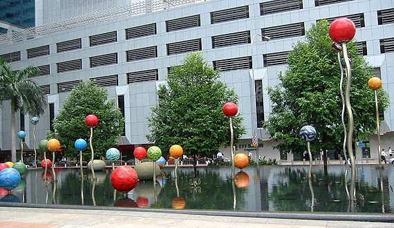 Shimmering Pearls I (1999), Han's erste Glasarbeit vor dem Capital Tower (Singapur)