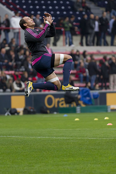 Die Italiaanse rugbyspeler Sergio Parisse spring tydens opwarming voor die wedstryd tussen die Franse rugbyspanne Stade Toulousain en Stade Français.