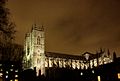 Pada malam hari, dari Dean Yard ke selatan; cahaya buatan menyoroti flying buttresses