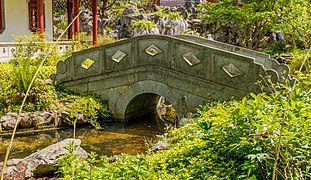 Het Verborgen Rijk van Ming Bridge over waterway.