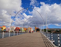 De Pontjesbrug in 2013, met zicht op Punda. Rechts het Fort Amsterdam.