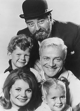 De cast. Bovenaan: Sebastian Cabot. Dan met de klok mee: Brian Keith, Anissa Jones, Kathy Garver en Johnny Whitaker.