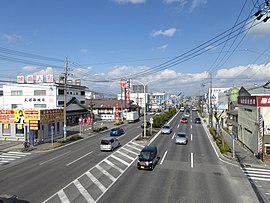 国道248号。道路の左側が葵町