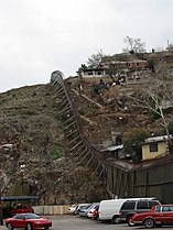 À esquerda: Nogales, Arizona; à direita, Nogales, Sonora