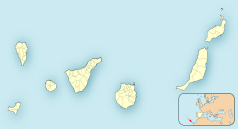 Mapa konturowa Wysp Kanaryjskich, blisko prawej krawędzi u góry znajduje się punkt z opisem „Arrecife”