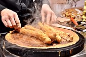 用煎饼饼皮包裹酥脆的馃子