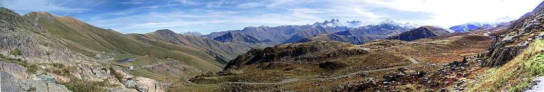 Vue panoramique sur les aiguilles d'Arves du col de la Croix-de-Fer.