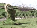 Sculptuur van met gras begroeide grond