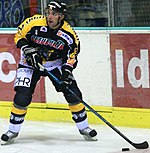 Photographie de Thinel avec le maillot noir de l'équipe de Rouen.