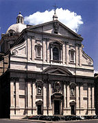 Ilesia del Gesù en Roma, trazáu interior de Vignola (1568) y fachada de Giacomo della Porta (1575).