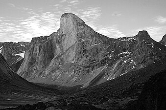 Menez Thor, en Enez Baffin, Nunavut, Kanada. War a lavarer eo an uhelañ ha sershañ bri war an Douar