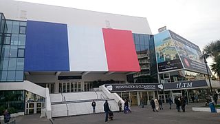 Drapeau sur la façade du Palais en hommage aux victimes des attentats du 13 novembre 2015.