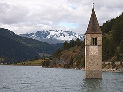 A svájci–osztrák–olasz hármas határ közelében elhelyezkedő Reschensee mesterséges tó: Az elárasztott Alt-Graun község 14. századi templomának tornya