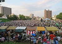 観覧者で埋まる岡崎公園多目的広場